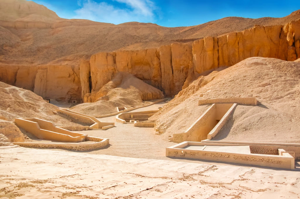 Egypt e-Visa vs Visa on Arrival &mdash; Which Should You Choose?