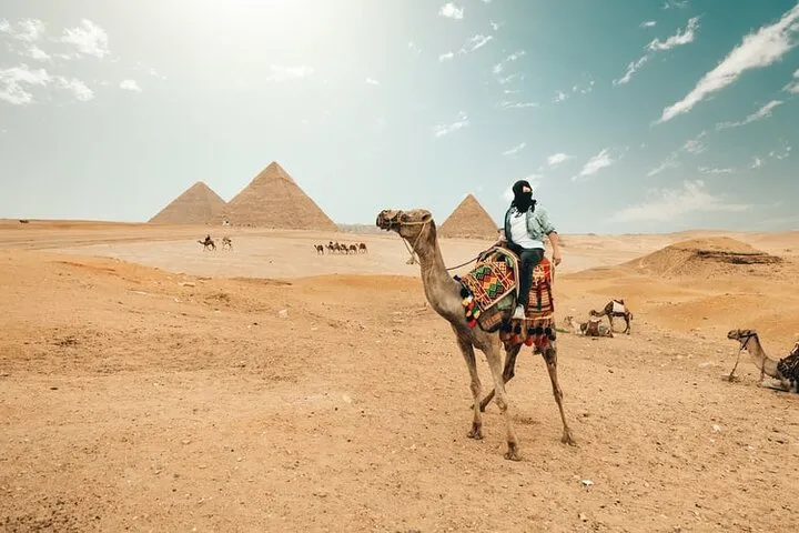 2 Day Tour to Giza Pyramids and Old Cairo From Luxor